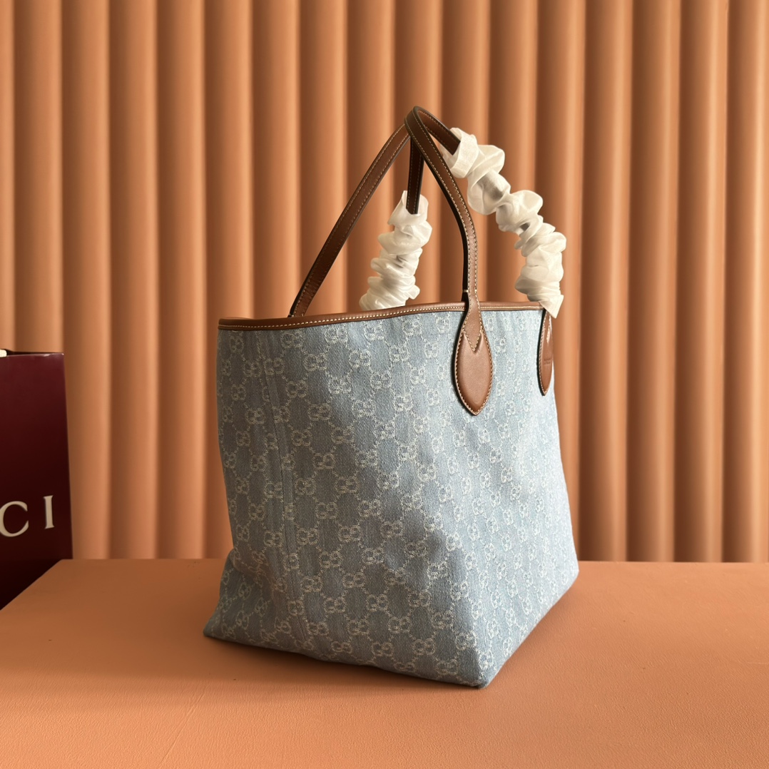 p660💋💋💋【配置专柜礼品袋】Gucci Totissima系列糅合“tote”一词与意大利语中表示最高级的词语“issima”，彰显这款手袋的实用功能和隽永底色。这款中号托特包内附可拆卸手拿包。
蓝色GG牛仔面料
棕色皮革滚边，饰对比色缝线
蓝色棉麻衬里
可拆卸手拿包：21.5厘米（宽）x 12.5厘米（高）
顶部提手（21厘米高）
型号：820481。
尺寸：30.5厘米（宽）x 28厘米（高）x 27厘米（深）
颜色：灰色牛仔面料/原厂皮。
重量：约0.6千克
意大利创作