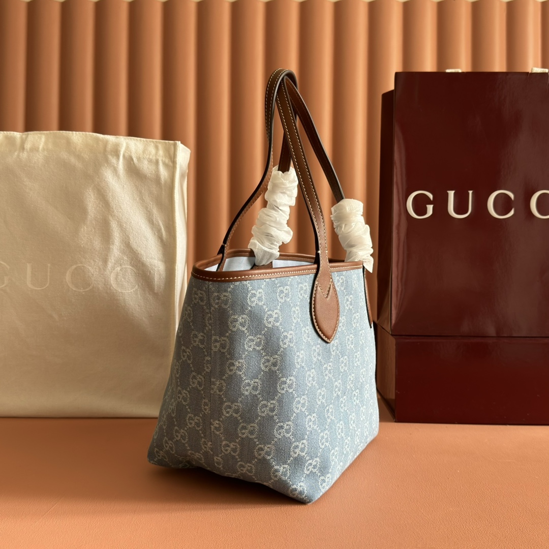 p590。💋💋💋【配置专柜全套包装】Gucci Totissima系列糅合“tote”一词与意大利语中表示最高级的词语“issima”，彰显这款小号托特包的实用功能和隽永底色。
蓝色GG牛仔面料
棕色皮革滚边，饰对比色缝线
蓝色棉麻衬里
顶部提手（20厘米高）
型号：820496。
尺寸：22厘米（长）x 19厘米（宽）x 18厘米（深）
颜色：蓝色牛仔面料/原厂皮。
重量：约0.3千克
意大利创作