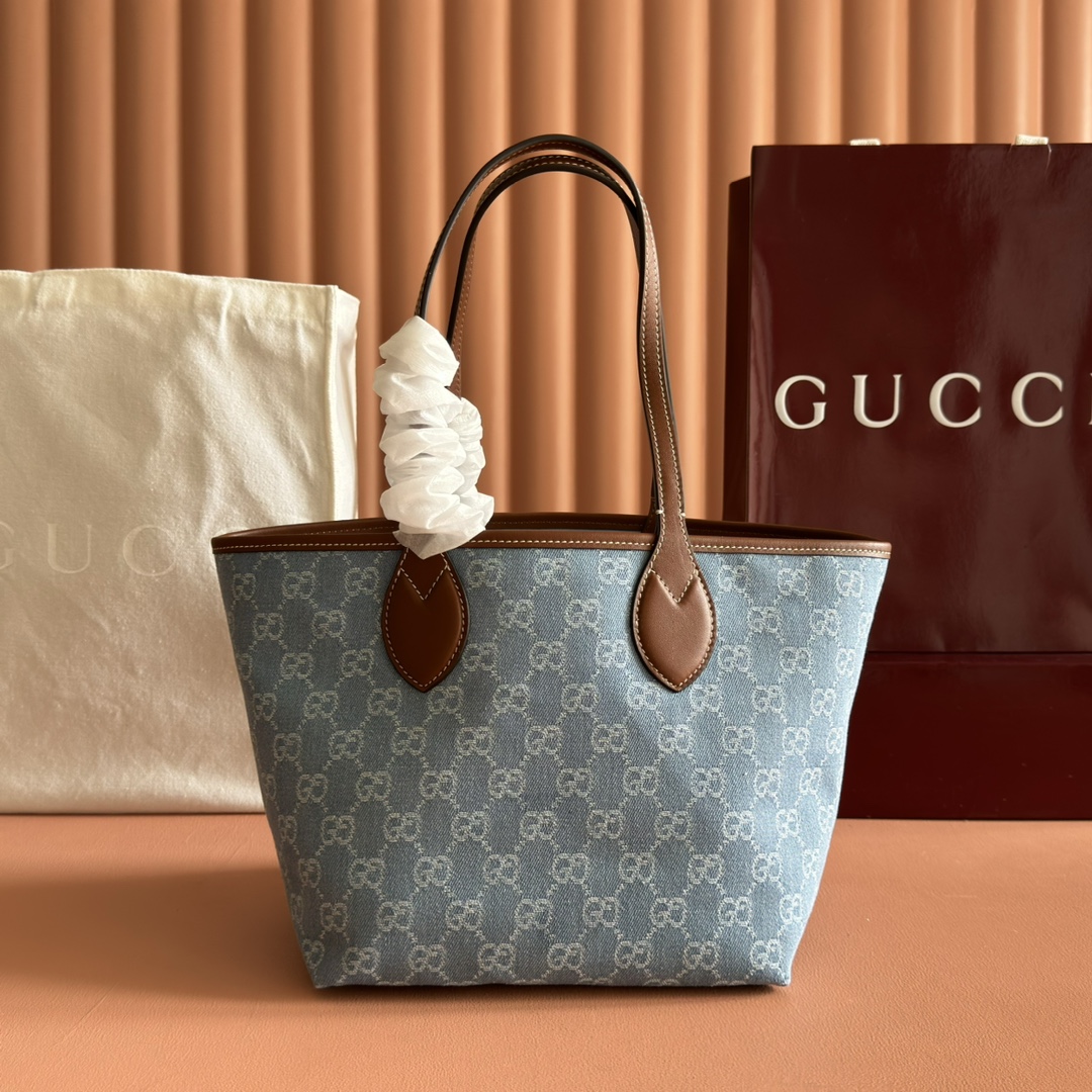 p590。💋💋💋【配置专柜全套包装】Gucci Totissima系列糅合“tote”一词与意大利语中表示最高级的词语“issima”，彰显这款小号托特包的实用功能和隽永底色。
蓝色GG牛仔面料
棕色皮革滚边，饰对比色缝线
蓝色棉麻衬里
顶部提手（20厘米高）
型号：820496。
尺寸：22厘米（长）x 19厘米（宽）x 18厘米（深）
颜色：蓝色牛仔面料/原厂皮。
重量：约0.3千克
意大利创作
