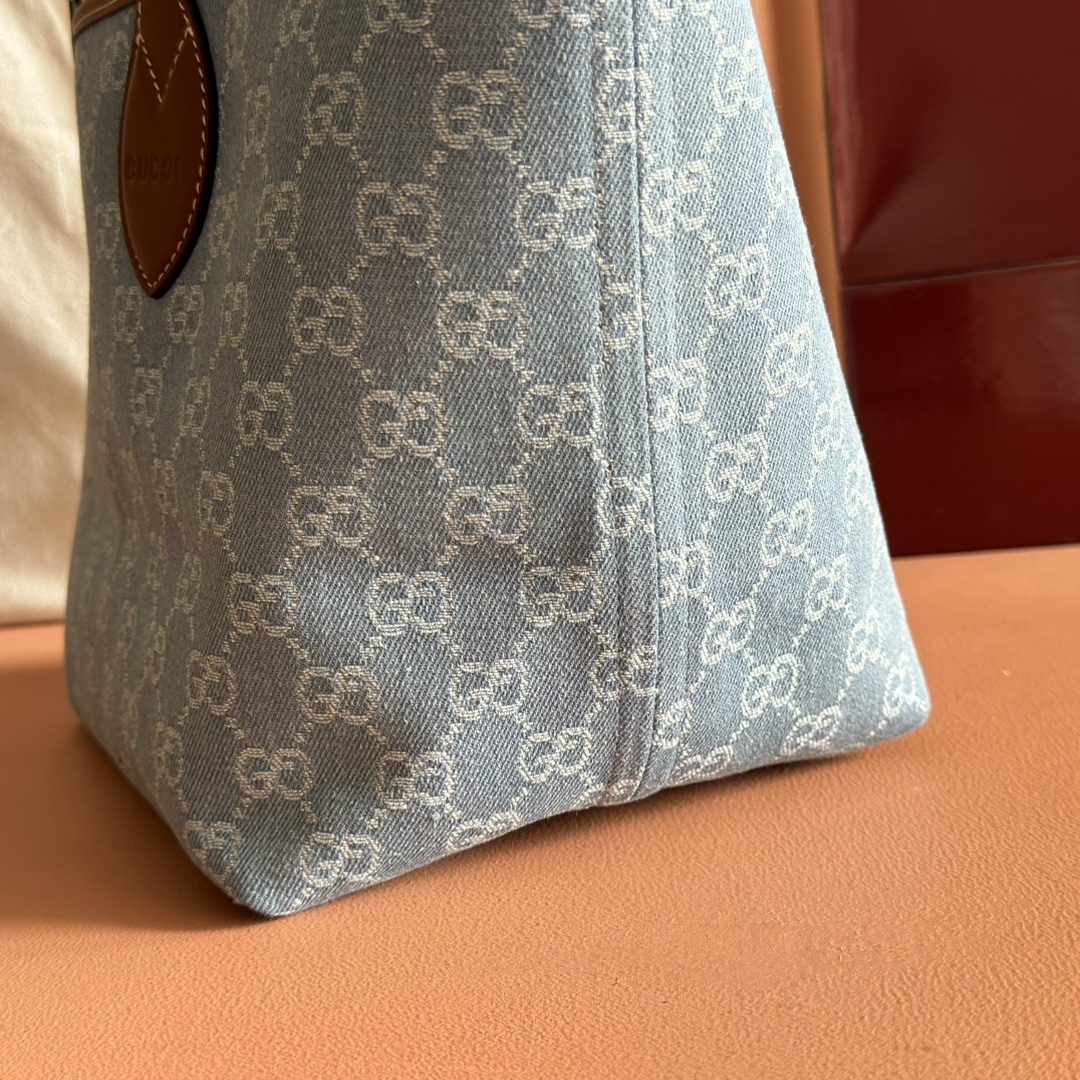 p590。💋💋💋【配置专柜全套包装】Gucci Totissima系列糅合“tote”一词与意大利语中表示最高级的词语“issima”，彰显这款小号托特包的实用功能和隽永底色。
蓝色GG牛仔面料
棕色皮革滚边，饰对比色缝线
蓝色棉麻衬里
顶部提手（20厘米高）
型号：820496。
尺寸：22厘米（长）x 19厘米（宽）x 18厘米（深）
颜色：蓝色牛仔面料/原厂皮。
重量：约0.3千克
意大利创作