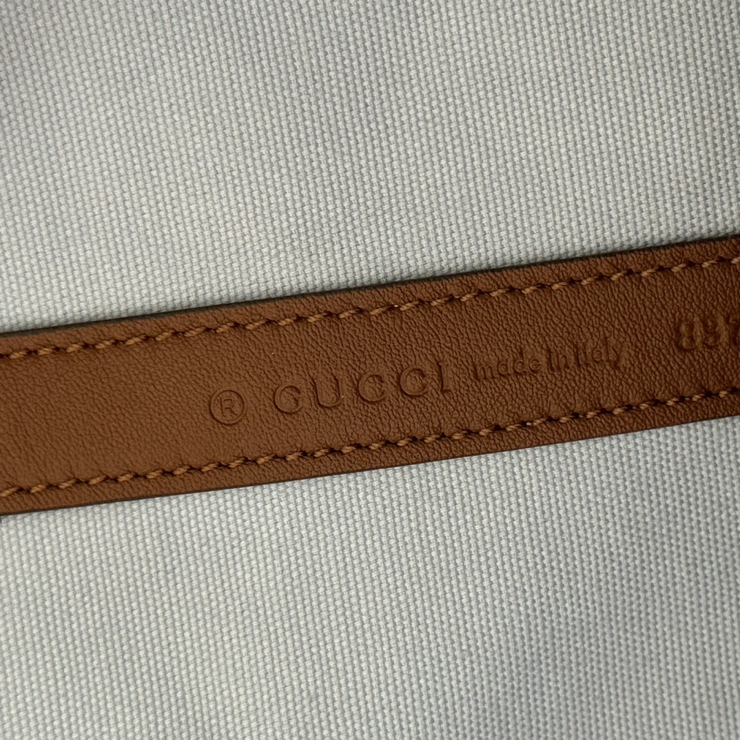 p590。💋💋💋【配置专柜全套包装】Gucci Totissima系列糅合“tote”一词与意大利语中表示最高级的词语“issima”，彰显这款小号托特包的实用功能和隽永底色。
蓝色GG牛仔面料
棕色皮革滚边，饰对比色缝线
蓝色棉麻衬里
顶部提手（20厘米高）
型号：820496。
尺寸：22厘米（长）x 19厘米（宽）x 18厘米（深）
颜色：蓝色牛仔面料/原厂皮。
重量：约0.3千克
意大利创作