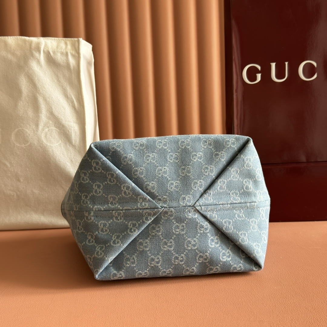 p590。💋💋💋【配置专柜全套包装】Gucci Totissima系列糅合“tote”一词与意大利语中表示最高级的词语“issima”，彰显这款小号托特包的实用功能和隽永底色。
蓝色GG牛仔面料
棕色皮革滚边，饰对比色缝线
蓝色棉麻衬里
顶部提手（20厘米高）
型号：820496。
尺寸：22厘米（长）x 19厘米（宽）x 18厘米（深）
颜色：蓝色牛仔面料/原厂皮。
重量：约0.3千克
意大利创作