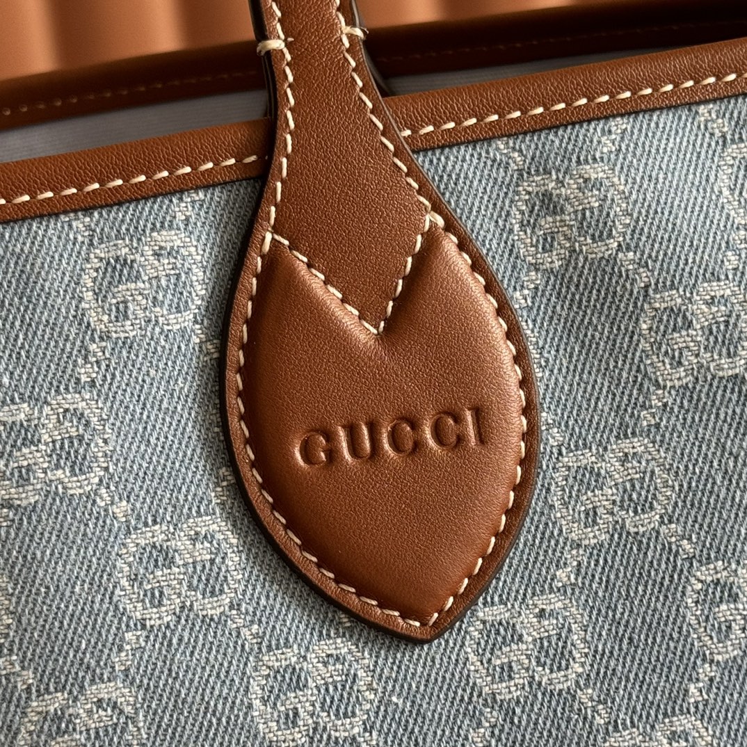 p590。💋💋💋【配置专柜全套包装】Gucci Totissima系列糅合“tote”一词与意大利语中表示最高级的词语“issima”，彰显这款小号托特包的实用功能和隽永底色。
蓝色GG牛仔面料
棕色皮革滚边，饰对比色缝线
蓝色棉麻衬里
顶部提手（20厘米高）
型号：820496。
尺寸：22厘米（长）x 19厘米（宽）x 18厘米（深）
颜色：蓝色牛仔面料/原厂皮。
重量：约0.3千克
意大利创作