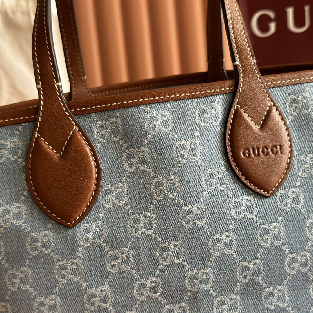 p590。💋💋💋【配置专柜全套包装】Gucci Totissima系列糅合“tote”一词与意大利语中表示最高级的词语“issima”，彰显这款小号托特包的实用功能和隽永底色。
蓝色GG牛仔面料
棕色皮革滚边，饰对比色缝线
蓝色棉麻衬里
顶部提手（20厘米高）
型号：820496。
尺寸：22厘米（长）x 19厘米（宽）x 18厘米（深）
颜色：蓝色牛仔面料/原厂皮。
重量：约0.3千克
意大利创作