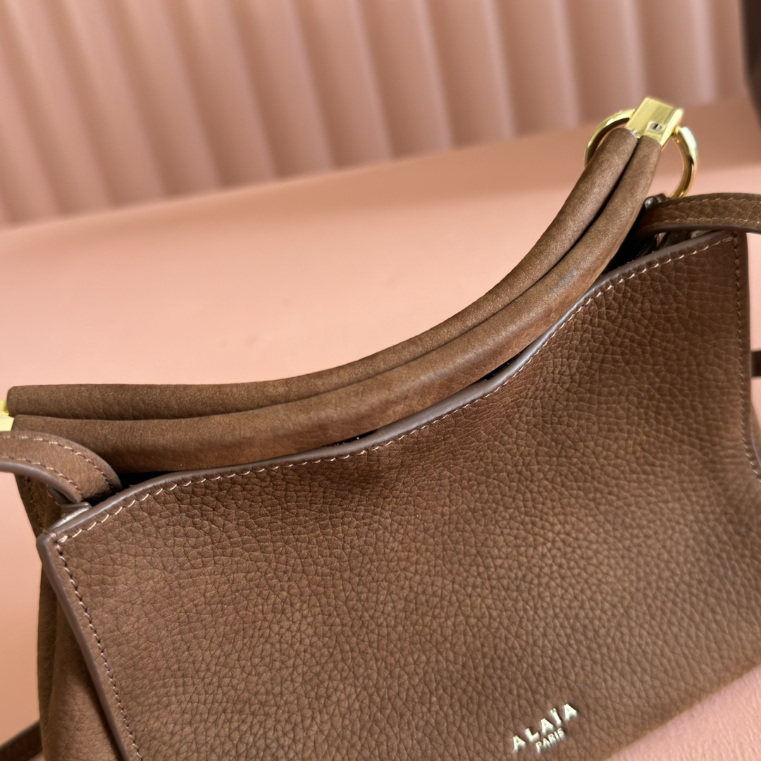 p780💋💋💋【配置专柜全套包装】阿莱亚新品LE CLICK 小号方形小牛皮包袋¥20,200该款黑色弧边方形包袋,贴合身形,搭配拉链开合的隐形扣带,内置大号磁扣开合夹层;包底饰有标志性褶皱细节;缀有装饰结和金属扣;可调节手柄,可肩背亦可斜挎,满足多种穿搭需求;由绒面皮小牛皮制成,质地柔软,手感舒适。尺寸(厘米):长20x宽15x高9意大利制造
材质:主料:100%小牛皮主衬里:100%小牛皮产品编号:AA1S01420CA332-999