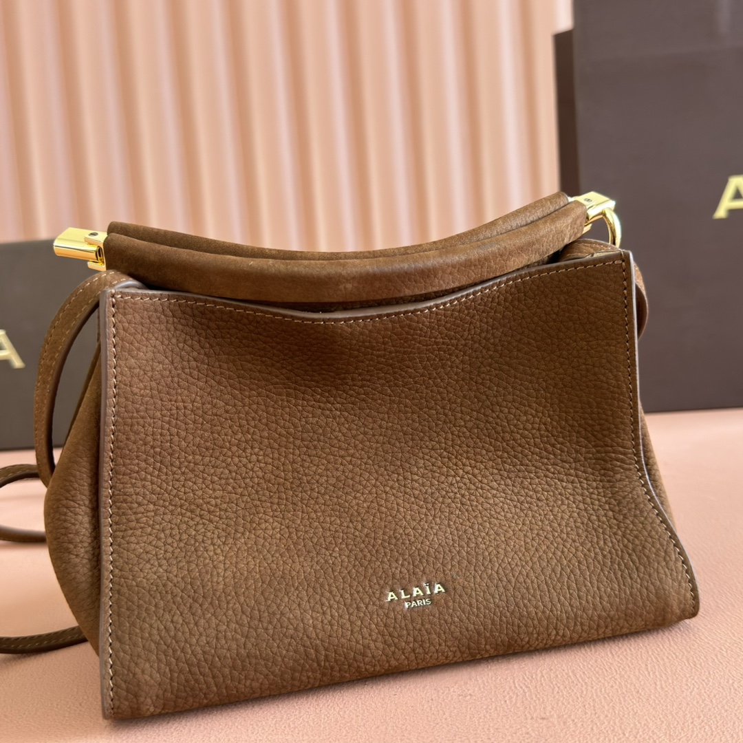 p780💋💋💋【配置专柜全套包装】阿莱亚新品LE CLICK 小号方形小牛皮包袋¥20,200该款黑色弧边方形包袋,贴合身形,搭配拉链开合的隐形扣带,内置大号磁扣开合夹层;包底饰有标志性褶皱细节;缀有装饰结和金属扣;可调节手柄,可肩背亦可斜挎,满足多种穿搭需求;由绒面皮小牛皮制成,质地柔软,手感舒适。尺寸(厘米):长20x宽15x高9意大利制造
材质:主料:100%小牛皮主衬里:100%小牛皮产品编号:AA1S01420CA332-999