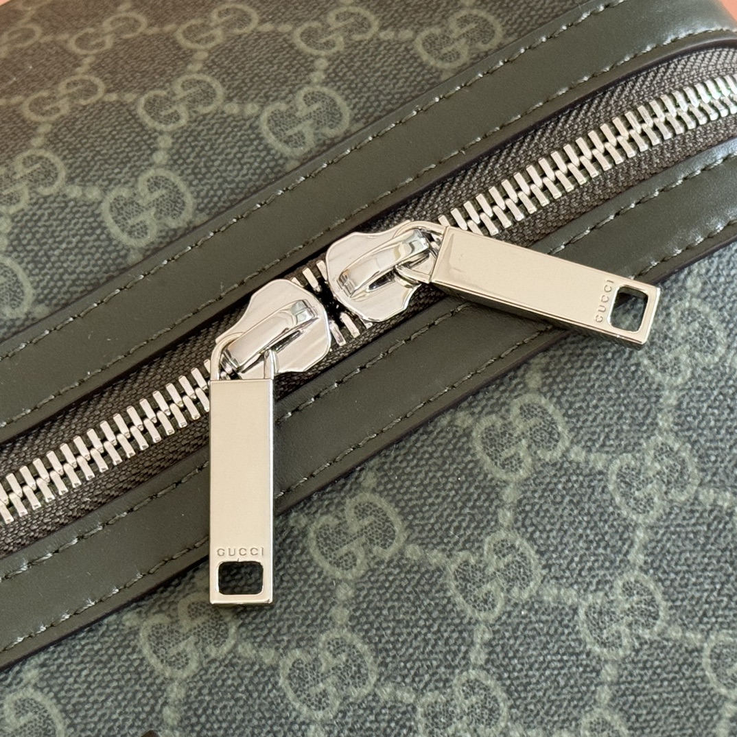 Gucci Supreme Canvas Duffle Bag: Classic Style for Your Next Adventure 7 i1757499505 2611 8