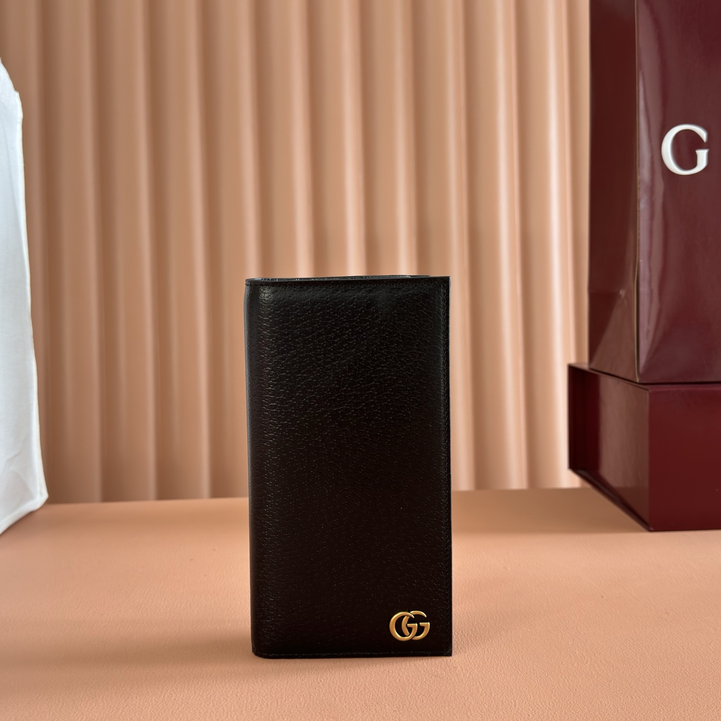 💋💋💋【原厂皮配置专柜全套包装】 西装夹独家的Double G被重新诠释了一个又一个赛季，完美地展示了G