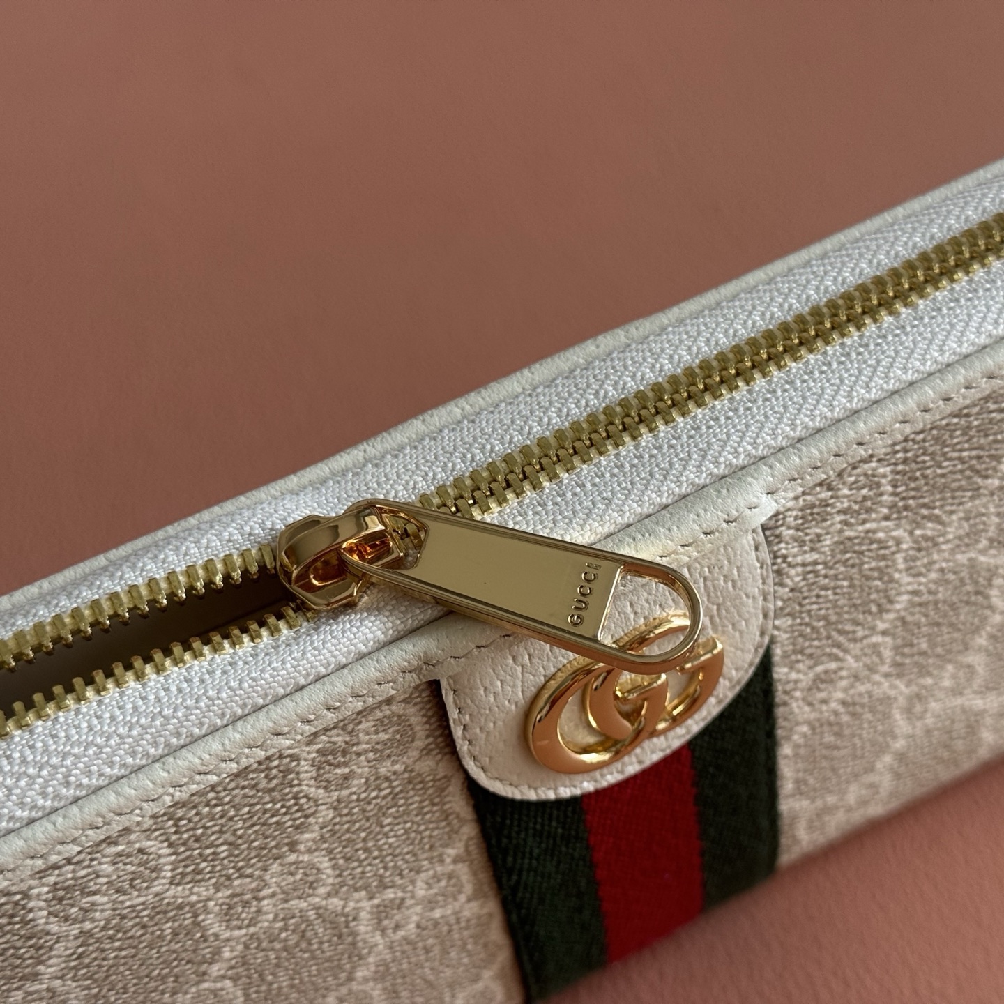 💋💋💋【配全套原厂专柜包装】【新品】OPhidia系列匠心演绎新颖廓形与功能,搭配标志性的米色和棕色配色 💋💋💋【配全套原厂专柜包装】【新品】OPhidia系列匠心演绎新颖廓形与功能,搭配标志性的米色和棕色配色
