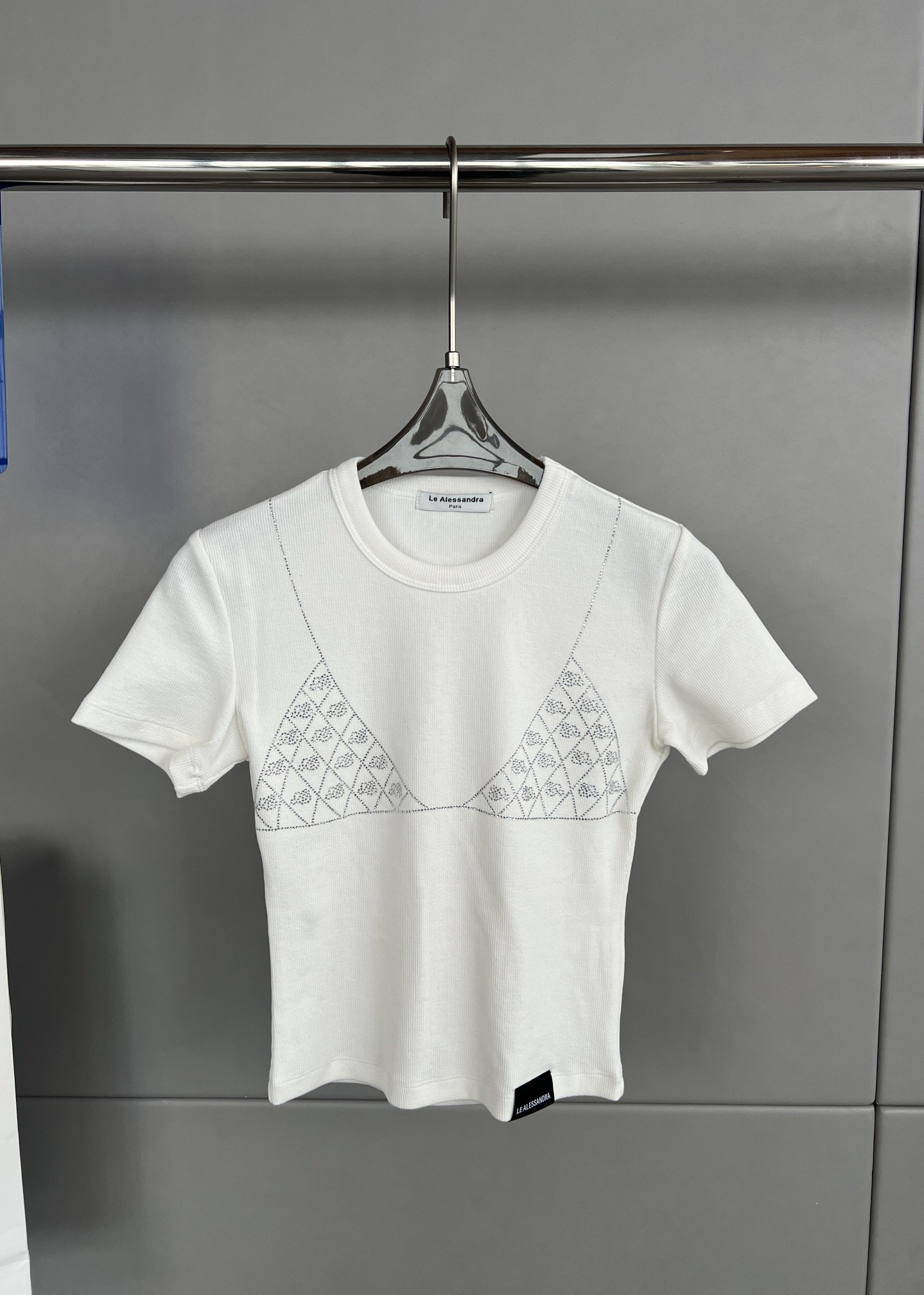 Le Alessandra 新款 水钻✨烫钻短袖T恤、面料有弹性、上身显瘦、夏季炸裂必备单品码数S  M  L