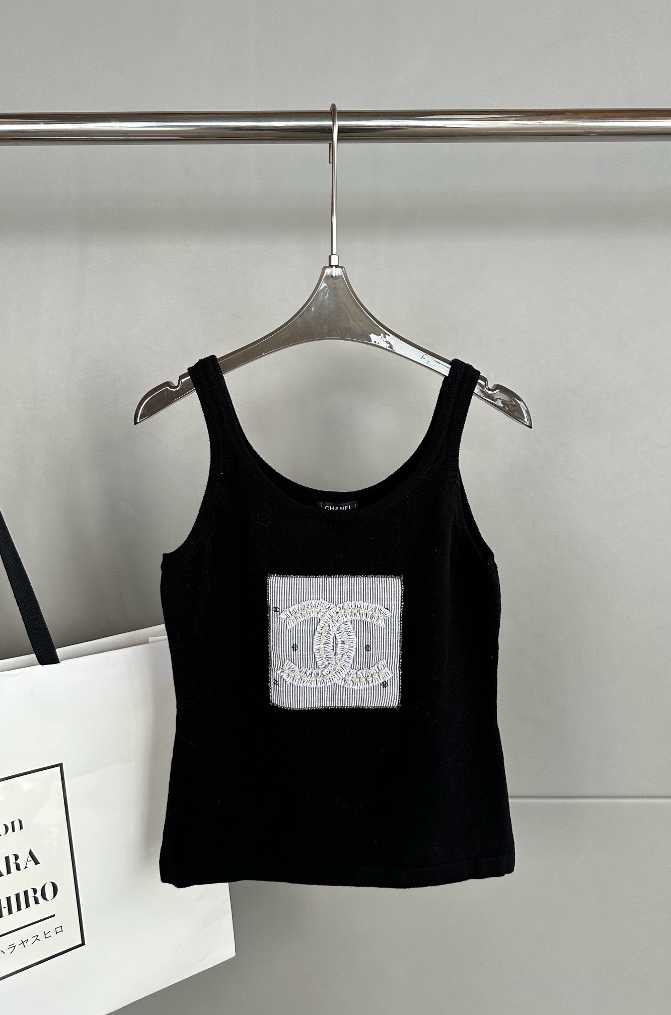 Chanel 小香 新款 刺绣钉珠背心吊带、胸口品牌logo刺绣贴布、上身甜美可爱码数S  M  L