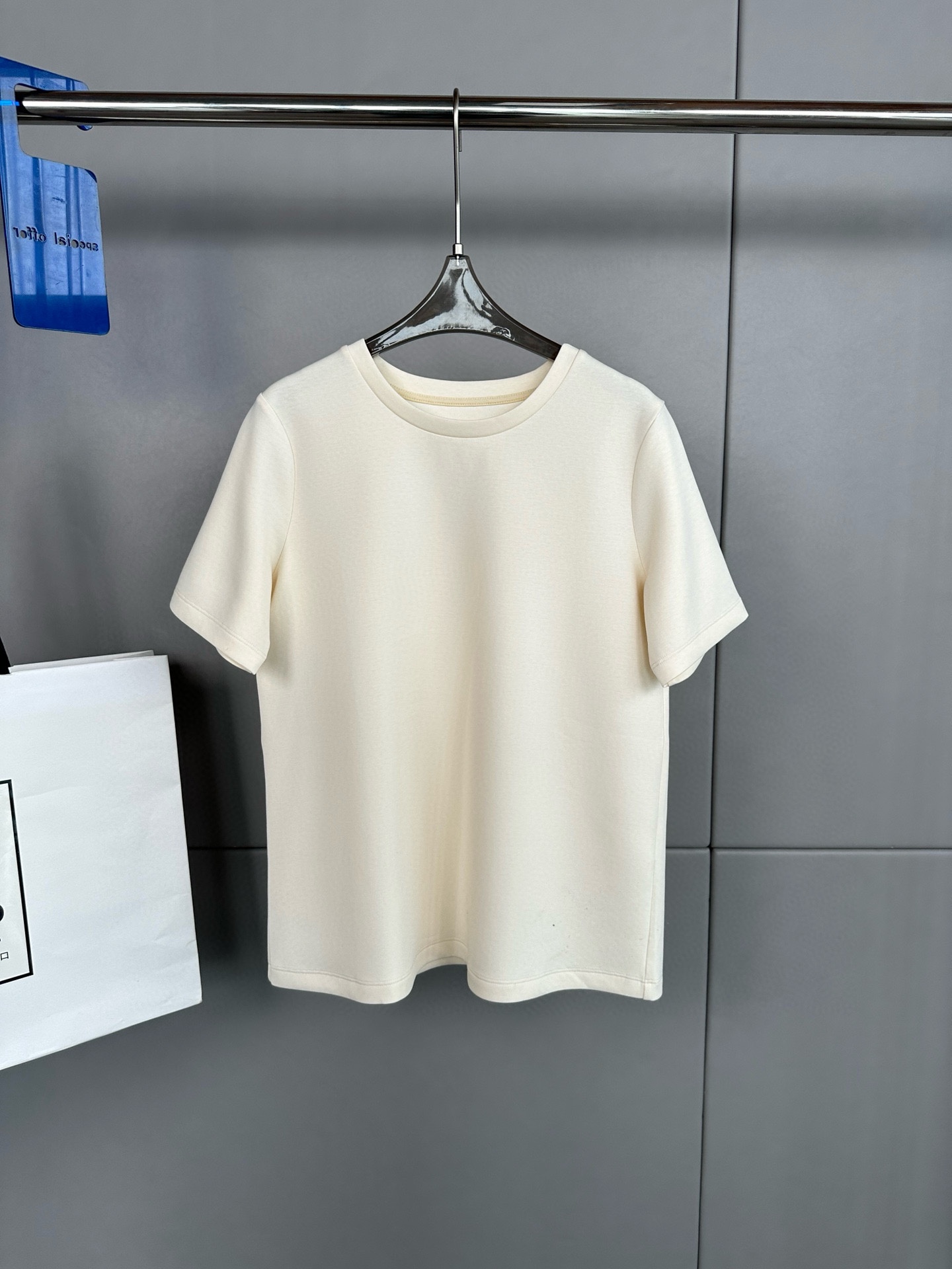Max Mara 新款 净色圆领短袖T恤、后背刺绣M字母、定制面料超级有质感、上身也非常舒服码数S  M  L  XL