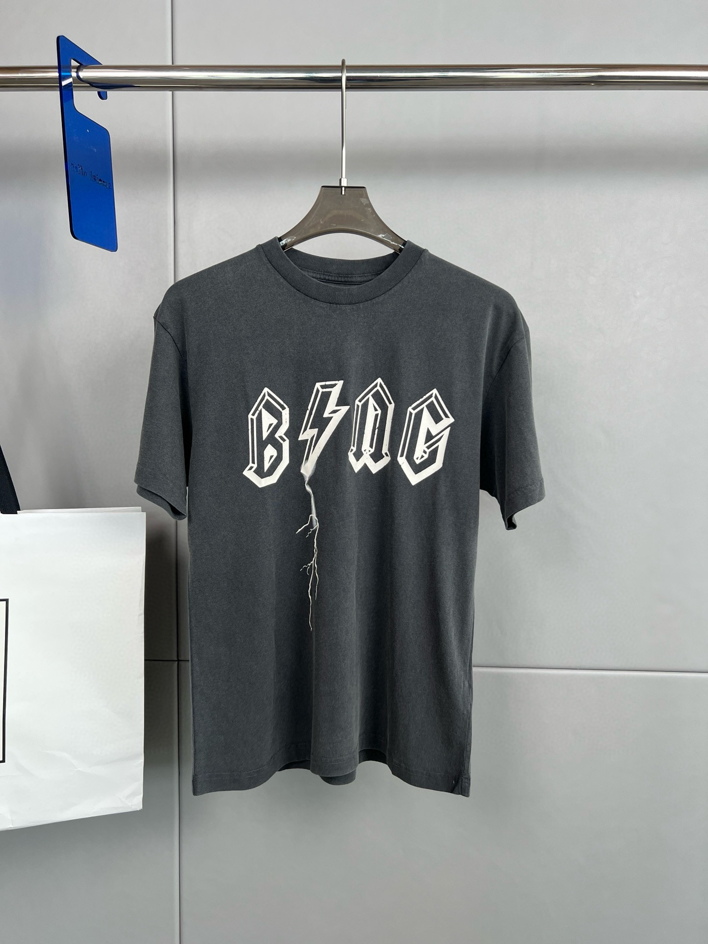 丹麦品牌 ANINE BING 新款 做旧水洗闪电⚡️字母印花图案女款短袖T恤、定制面料、衣服颜色特别有质感\n码数S  M  L