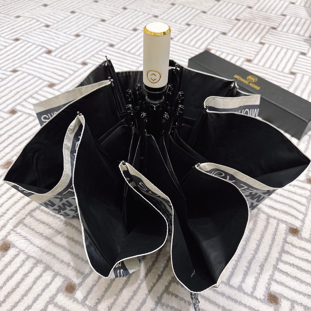 MichaelKorsMK全自动折叠晴雨伞火爆时尚单品采用纳米技术加工而成具有强力拒水的作用奢华感爆棚的