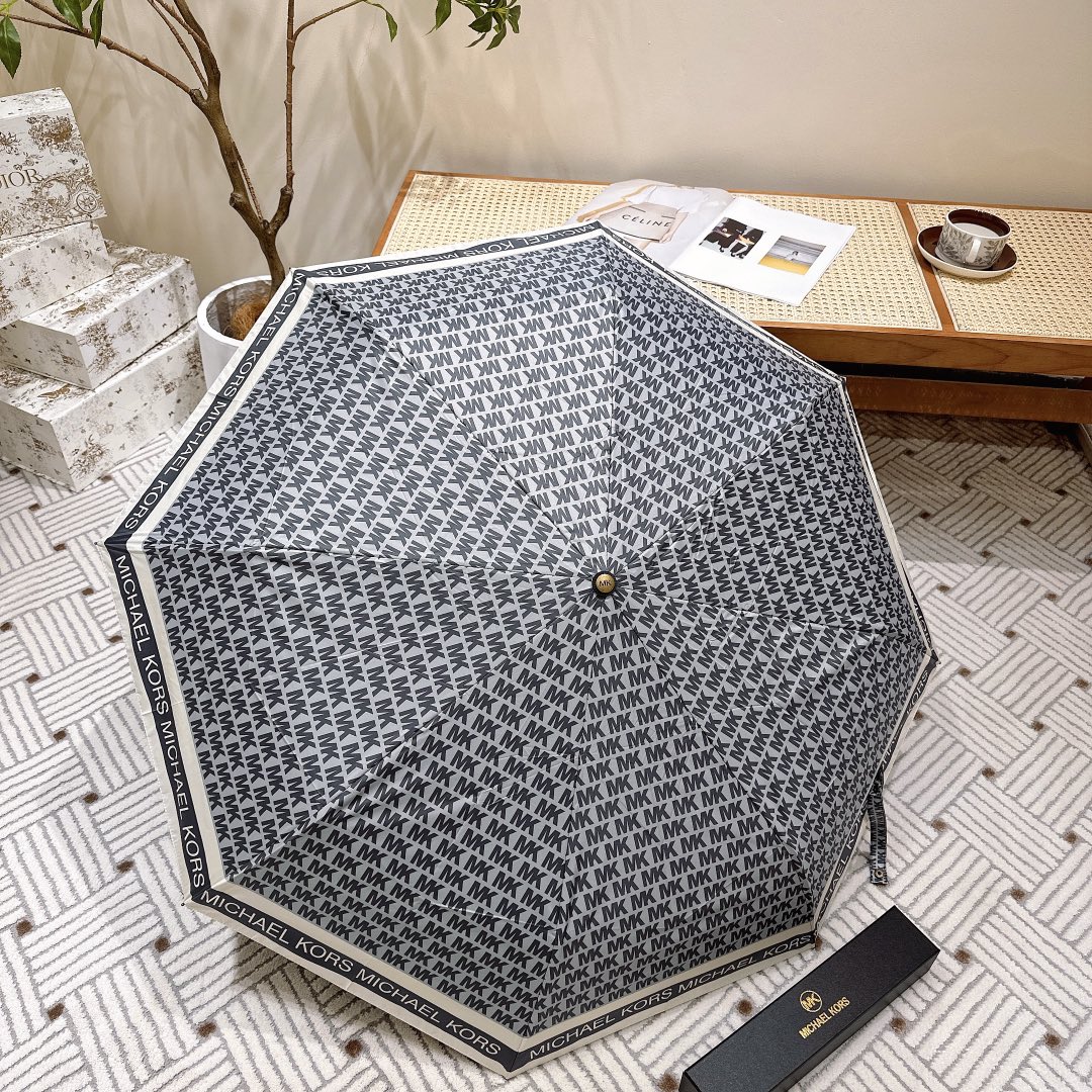 MichaelKorsMK全自动折叠晴雨伞火爆时尚单品采用纳米技术加工而成具有强力拒水的作用奢华感爆棚的