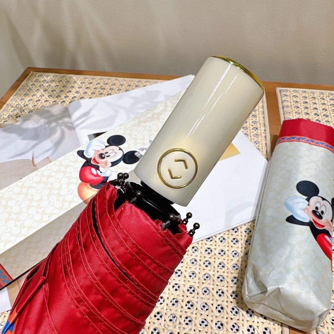 GUCCI古驰迪士尼联名款潮人必备极品G家自动伞重磅呈现一直以奢华以对时尚的独特设计而享有盛誉独特的古奇