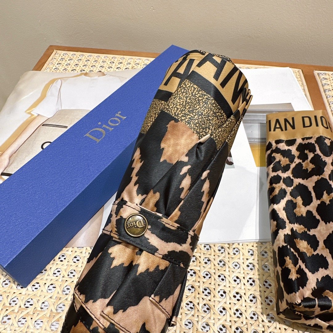 原单品质Dior迪奥新款惊艳豹纹强烈推荐时尚单品惊艳款高端精美的包装不论是送人或者自用都有档次总会在每季