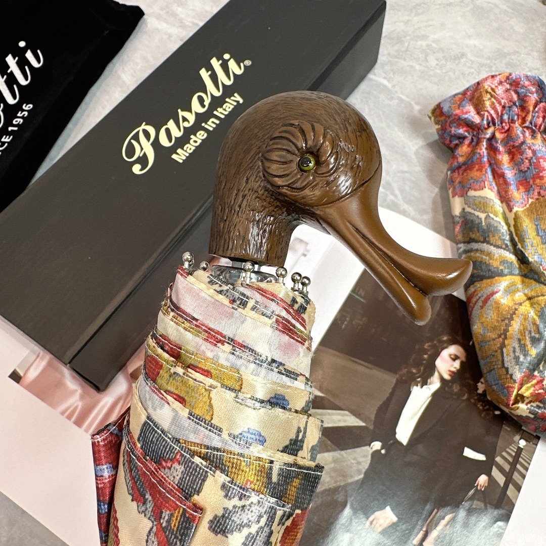 意大利Pasotti萌塔汇是世界上首屈一指的手工雨伞品牌以其独特的设计灵感和上等面料精美的手柄再加上纯正