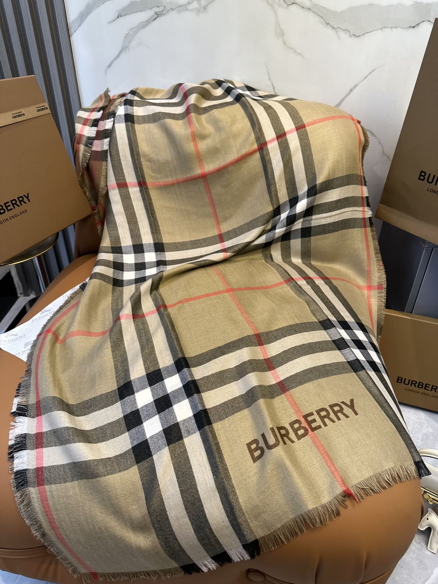 burberry爆款系列订单️装饰源自品牌1960年代的Vintage复古格纹点缀同色调bur更添活力独