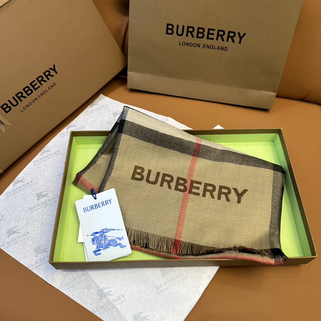 burberry爆款系列订单️装饰源自品牌1960年代的Vintage复古格纹点缀同色调bur更添活力独