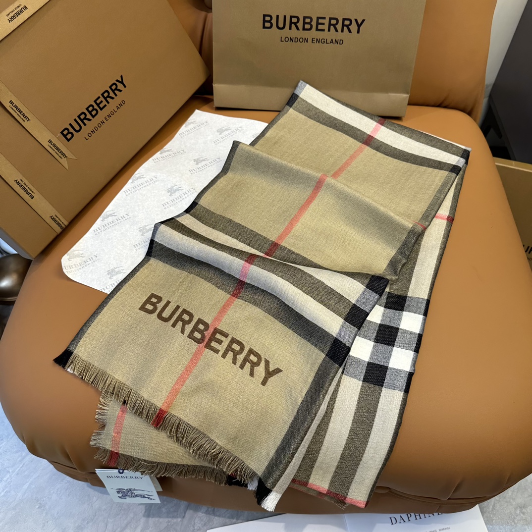 burberry爆款系列订单️装饰源自品牌1960年代的Vintage复古格纹点缀同色调bur更添活力独