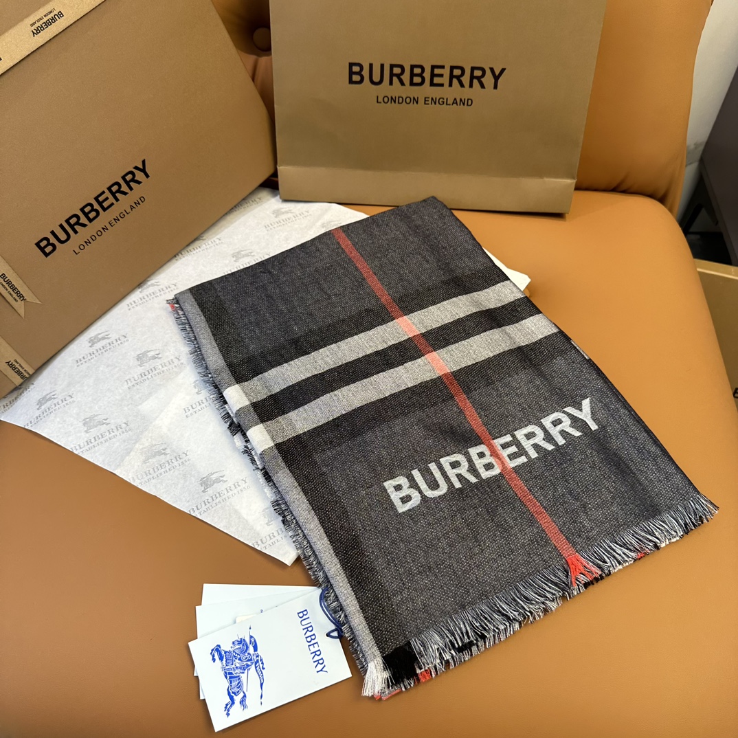 burberry爆款系列订单️装饰源自品牌1960年代的Vintage复古格纹点缀同色调bur更添活力独