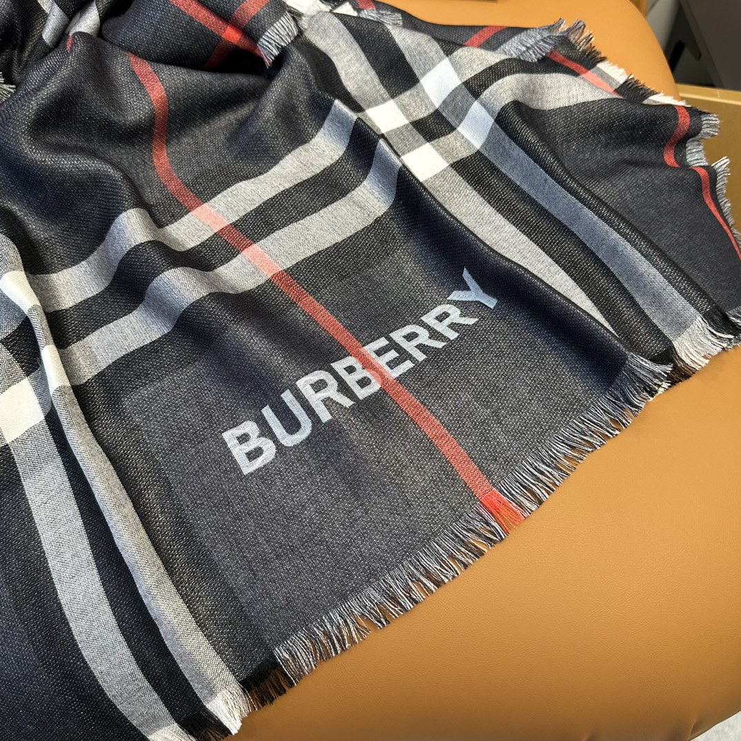 burberry爆款系列订单️装饰源自品牌1960年代的Vintage复古格纹点缀同色调bur更添活力独