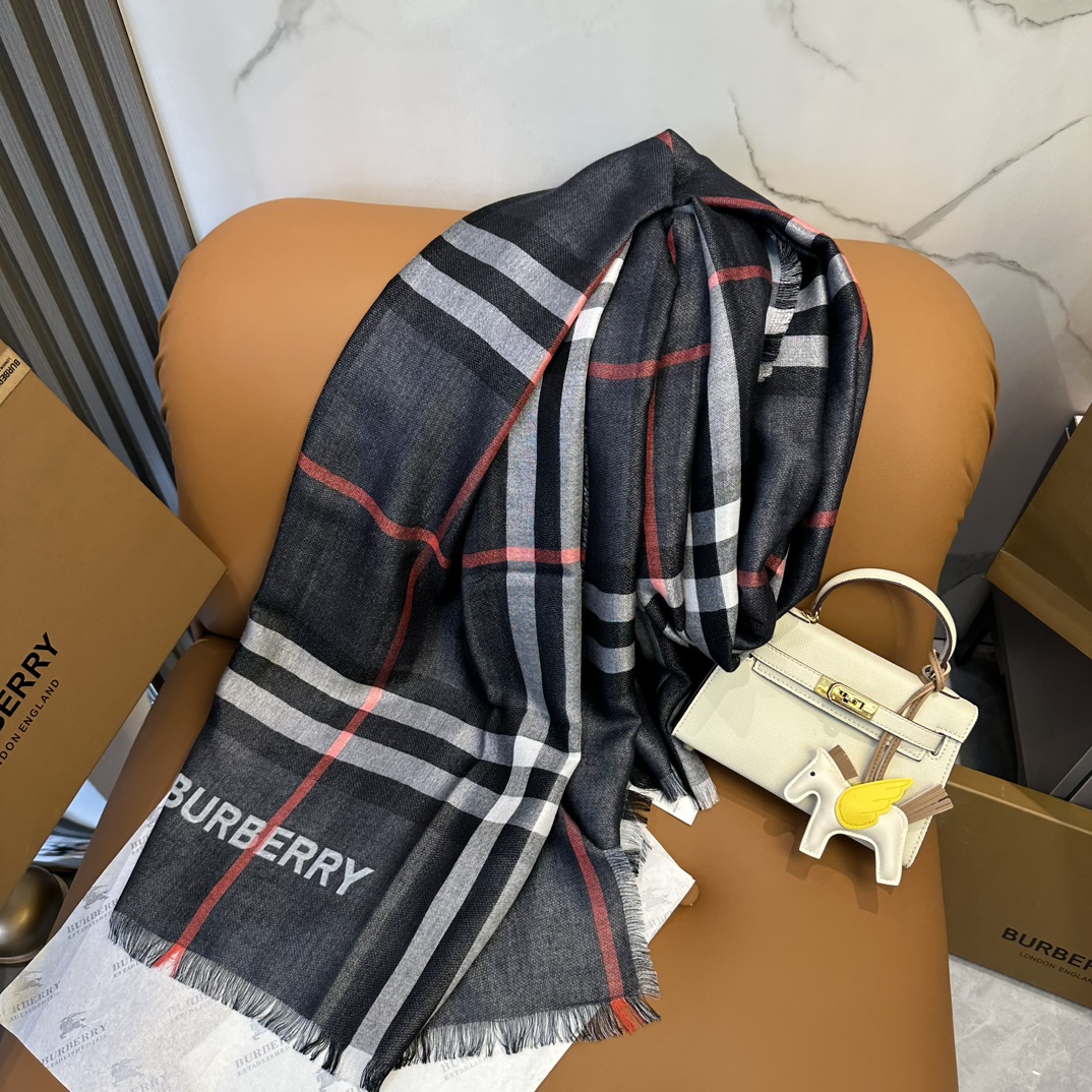 burberry爆款系列订单️装饰源自品牌1960年代的Vintage复古格纹点缀同色调bur更添活力独