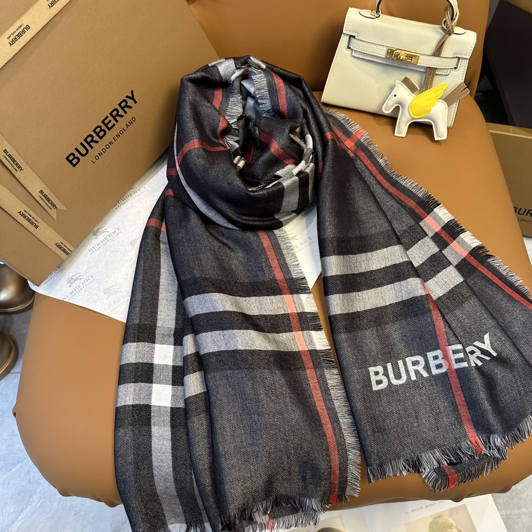 burberry爆款系列订单️装饰源自品牌1960年代的Vintage复古格纹点缀同色调bur更添活力独