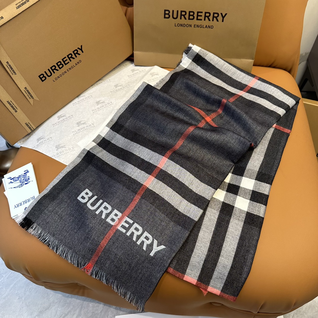 burberry爆款系列订单️装饰源自品牌1960年代的Vintage复古格纹点缀同色调bur更添活力独