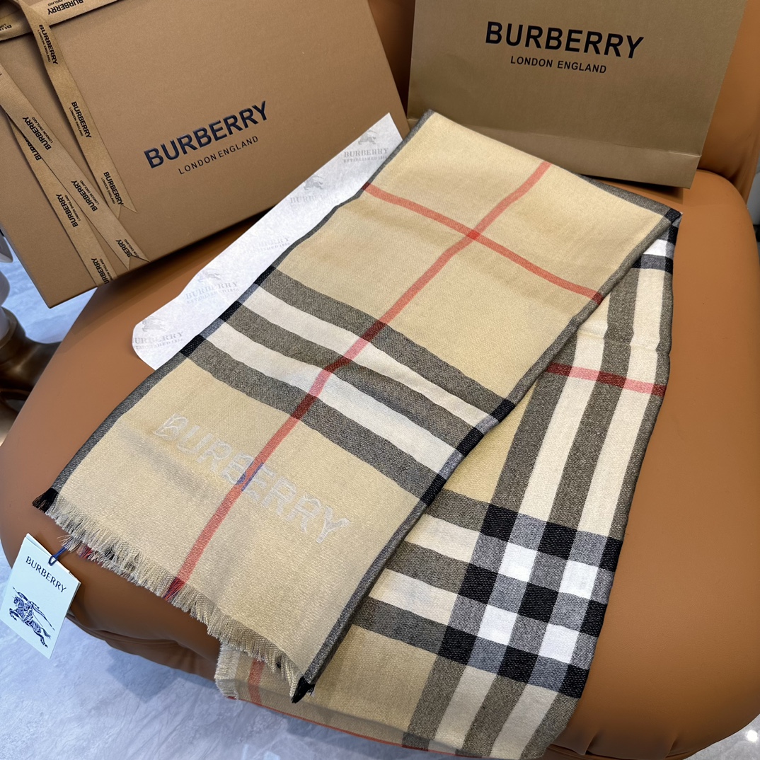 burberry爆款系列订单️装饰源自品牌1960年代的Vintage复古格纹点缀同色调bur更添活力独