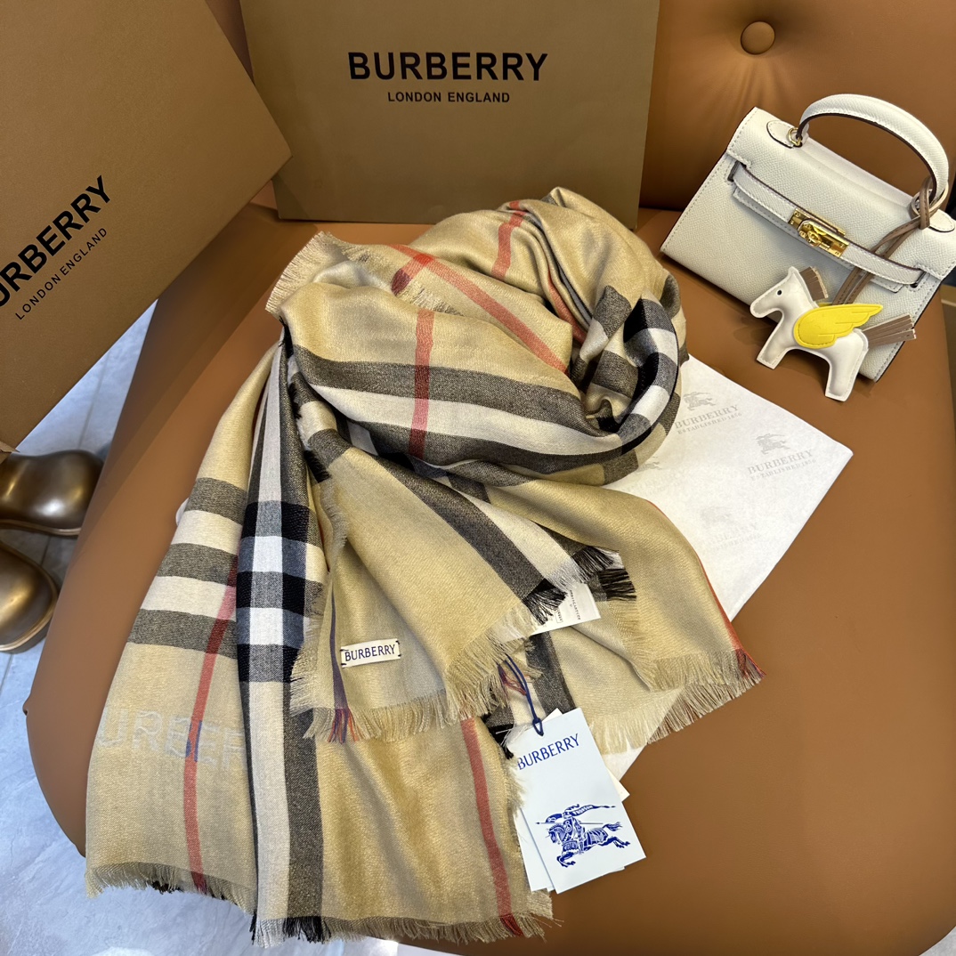 burberry爆款系列订单️装饰源自品牌1960年代的Vintage复古格纹点缀同色调bur更添活力独