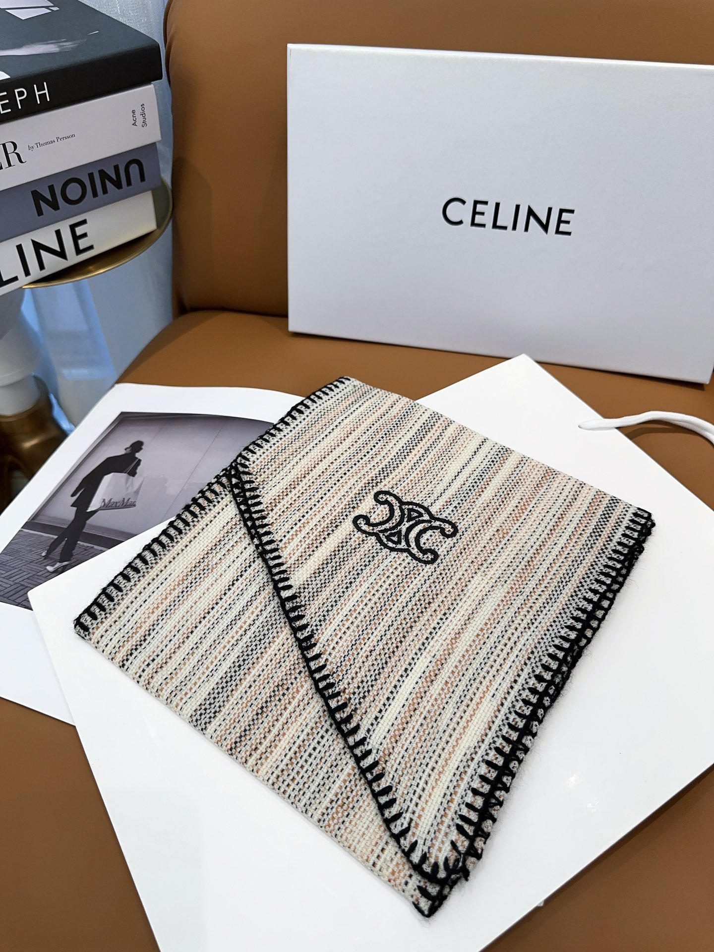 赛琳Celine️新品飘带春季随意切换造型小巧又不失优雅的款式15*150尺寸50羊毛50羊绒高级时尚又