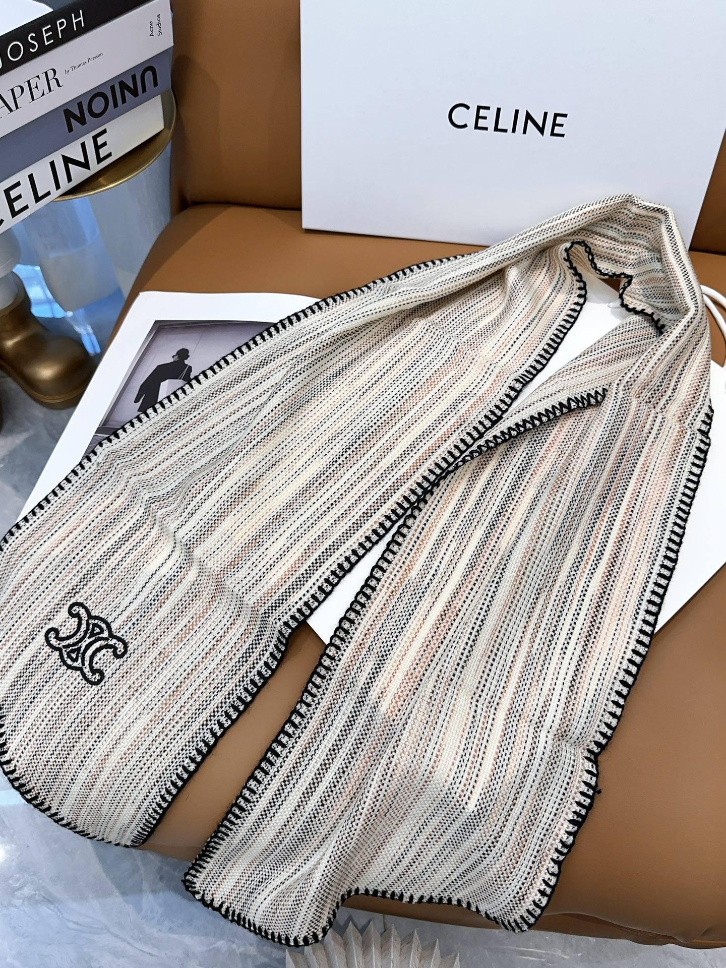 赛琳Celine️新品飘带春季随意切换造型小巧又不失优雅的款式15*150尺寸50羊毛50羊绒高级时尚又