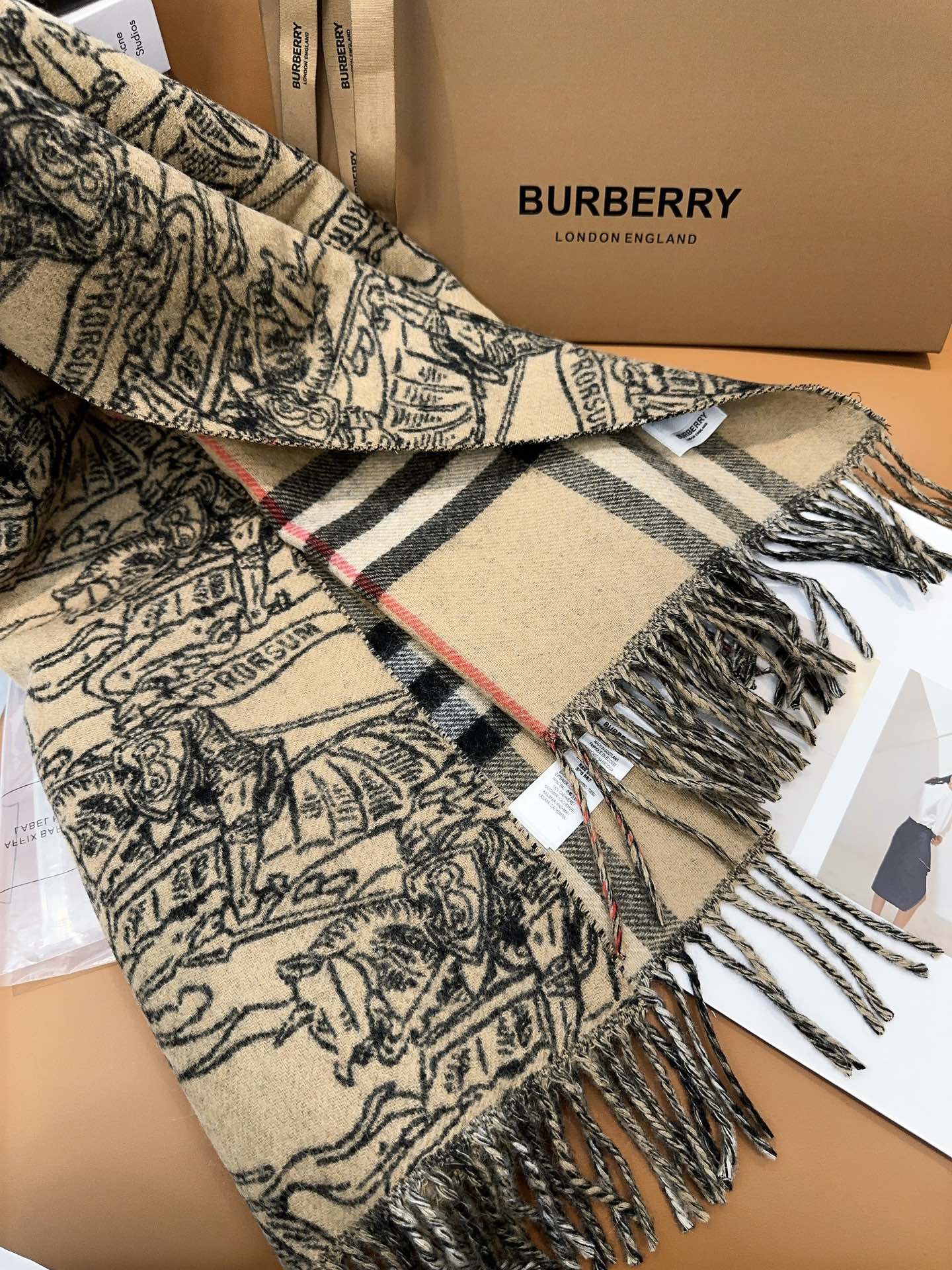 独家爆款Bur马术骑士双面披肩各种好看被誉为Burberry今年最美的款最经典的提花马术战马徽标经典卡其