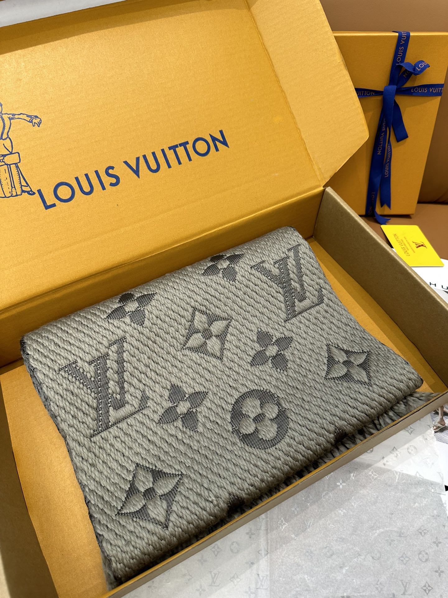 LouisVuitton路易威登唐嫣明星同款秋冬羊毛围巾加厚保暖羊绒围巾披肩两用纯色这款围巾上饰有经典的