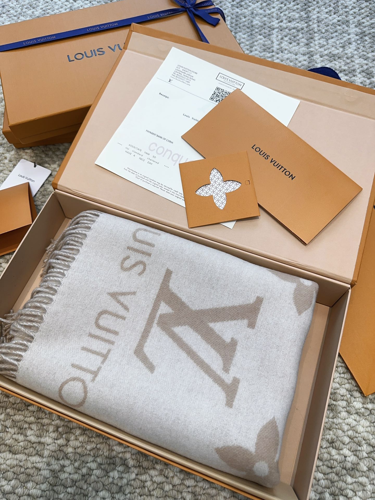 (高版本)原单纯山羊绒披肩,断货王!现在全世界都在找她,无心炒作,但是这个款姐一定要擦亮眼睛,认准我们品质,随便跟正品对比细节,无论是围巾的边角线,这种细节不是随便谁家的货都有的‼️ 路易威登LOUIS VUITTON羊绒 风靡全世界.官网rmb7990+,这款围巾以经典路易威登款式为设计原型,由柔软温暖的纯山羊绒织就,并以提花工艺织出醒目的标志性Monogram花纹,风格细腻,这款是时下最最流行的单品任何女人看到她都会希望拥有吧,配色太美好了,尺寸:45*190cm(含须长)100%山羊绒,随便验不是纯羊绒退‼️