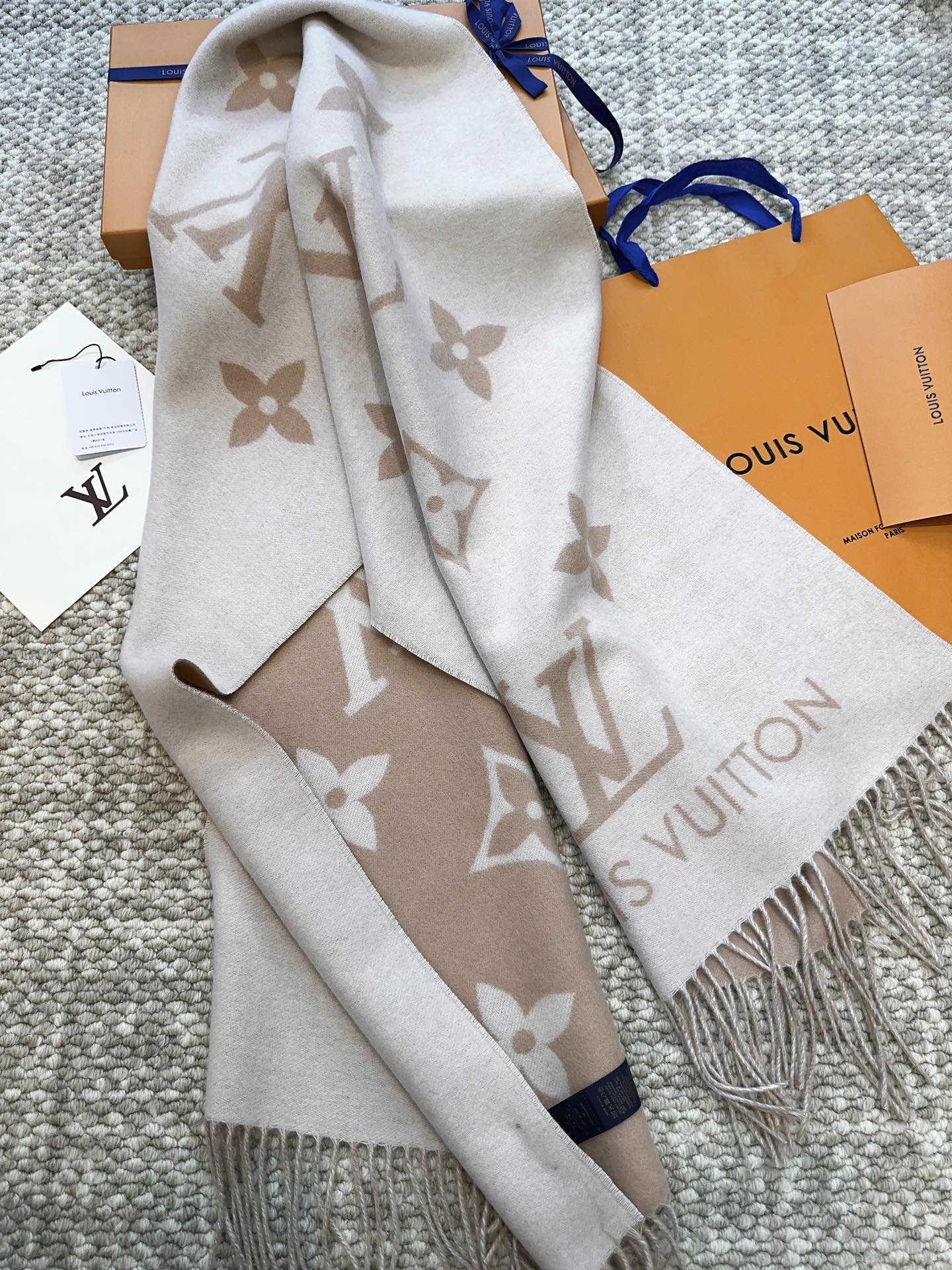 (高版本)原单纯山羊绒披肩,断货王!现在全世界都在找她,无心炒作,但是这个款姐一定要擦亮眼睛,认准我们品质,随便跟正品对比细节,无论是围巾的边角线,这种细节不是随便谁家的货都有的‼️ 路易威登LOUIS VUITTON羊绒 风靡全世界.官网rmb7990+,这款围巾以经典路易威登款式为设计原型,由柔软温暖的纯山羊绒织就,并以提花工艺织出醒目的标志性Monogram花纹,风格细腻,这款是时下最最流行的单品任何女人看到她都会希望拥有吧,配色太美好了,尺寸:45*190cm(含须长)100%山羊绒,随便验不是纯羊绒退‼️