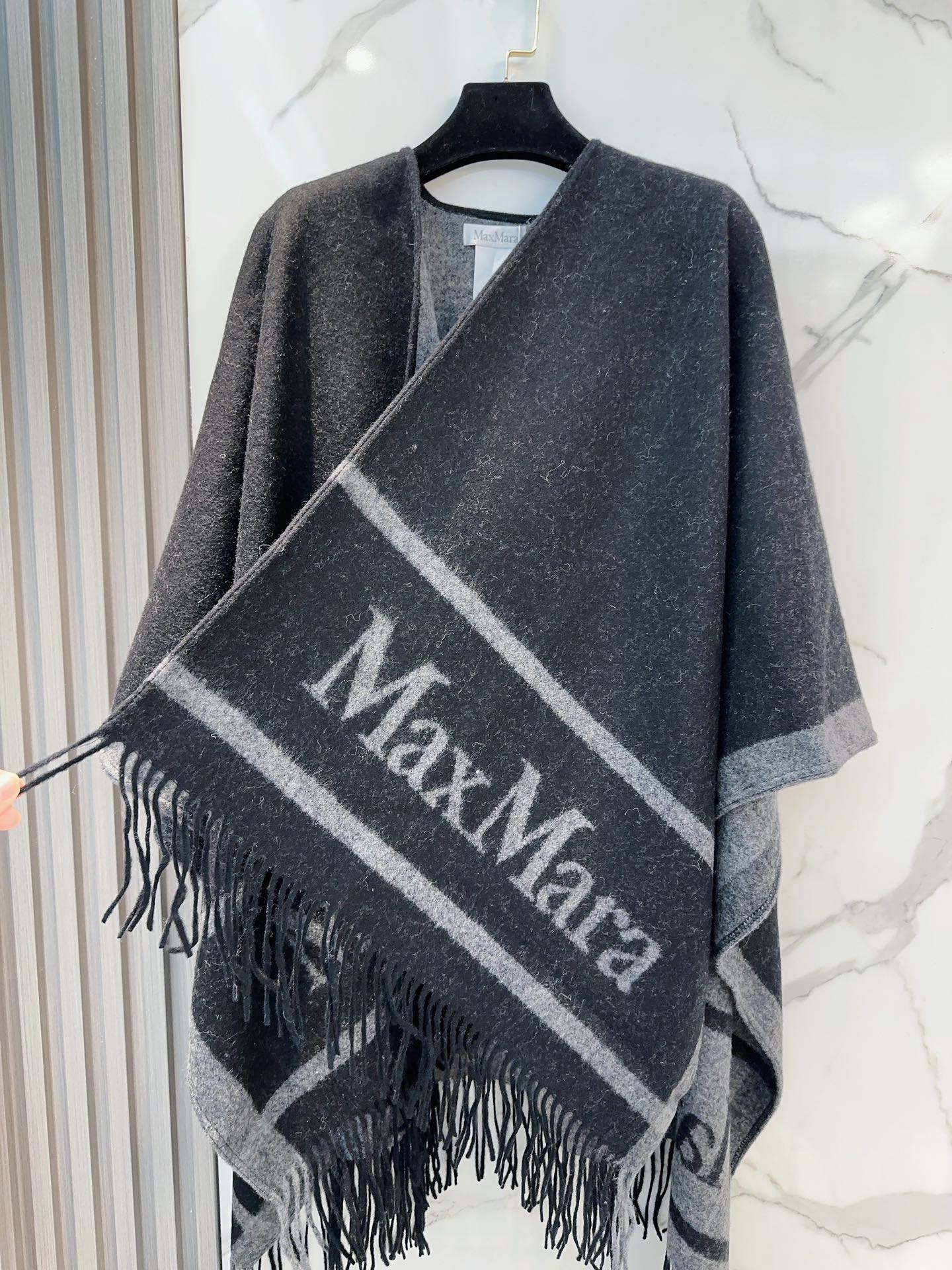 ✔️Maxmara臻品推荐，24年最火的斗篷披肩，同步专柜5000➕，秋冬新款！亲妈价格给力推荐！造型功