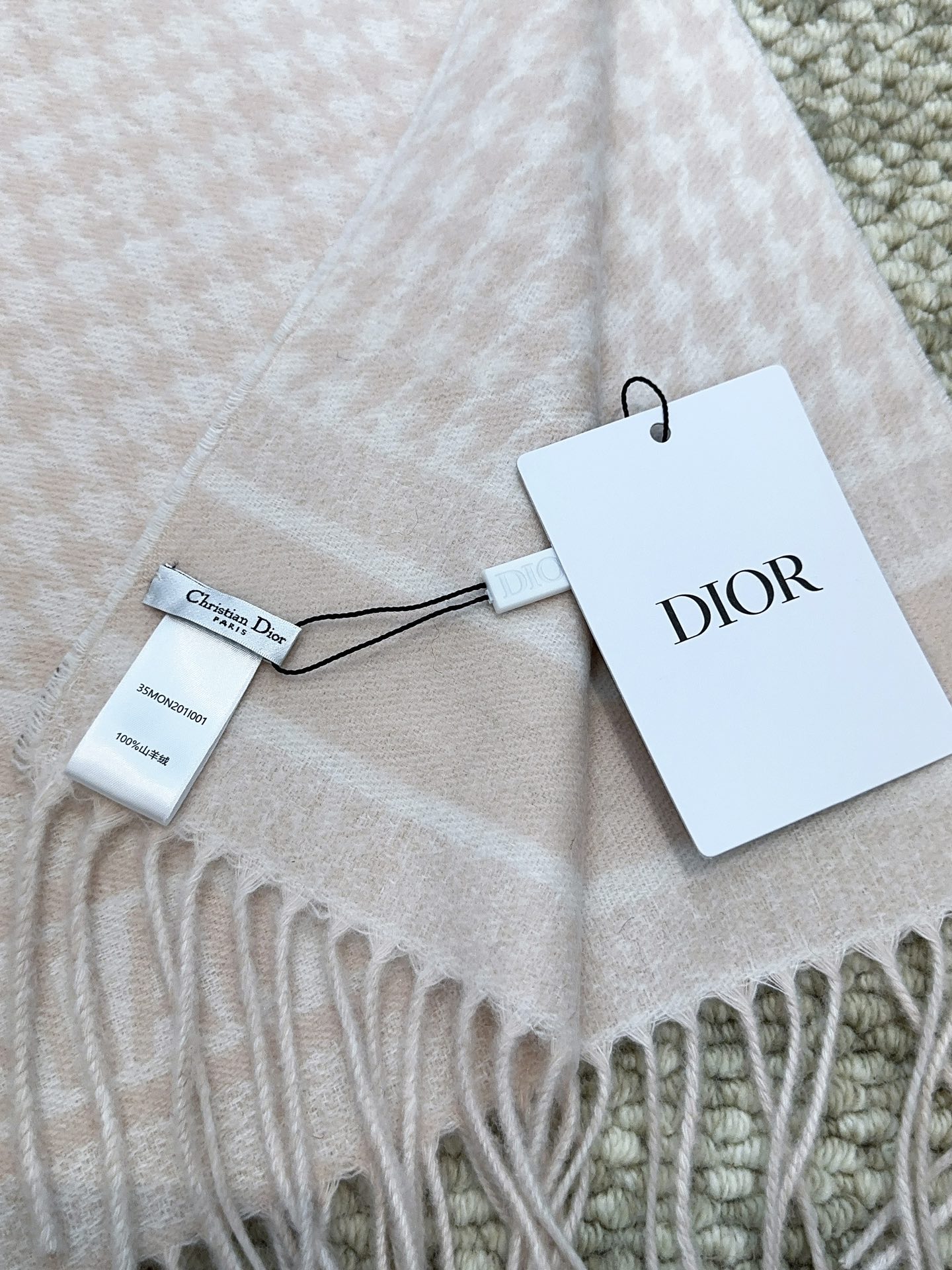 Dior24年新款千鸟格围巾这款围巾向经典的粉色和白色千鸟格纹图案致敬采用羊绒面料精心制作双面设计饰以流