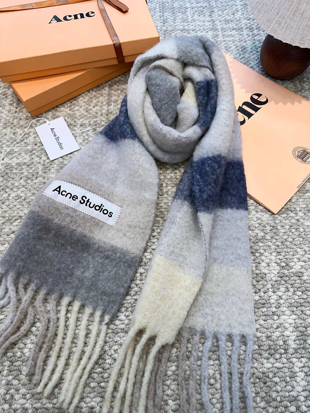 Review: ACNE’s New Mackerel Rainbow Scarf – Warm Stockholm Colors and High Quality Craftsmanship - 图片 5