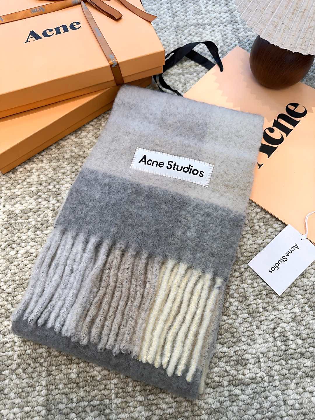 Review: ACNE’s New Mackerel Rainbow Scarf – Warm Stockholm Colors and High Quality Craftsmanship - 图片 2