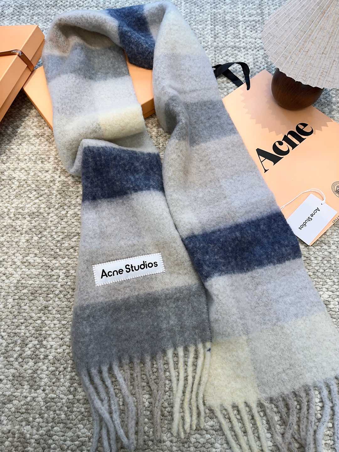 Review: ACNE’s New Mackerel Rainbow Scarf – Warm Stockholm Colors and High Quality Craftsmanship - 图片 7
