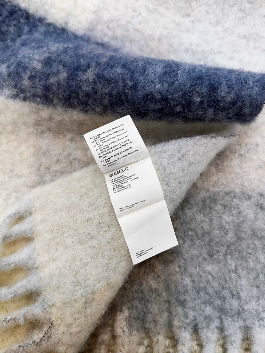 Review: ACNE’s New Mackerel Rainbow Scarf – Warm Stockholm Colors and High Quality Craftsmanship - 图片 3