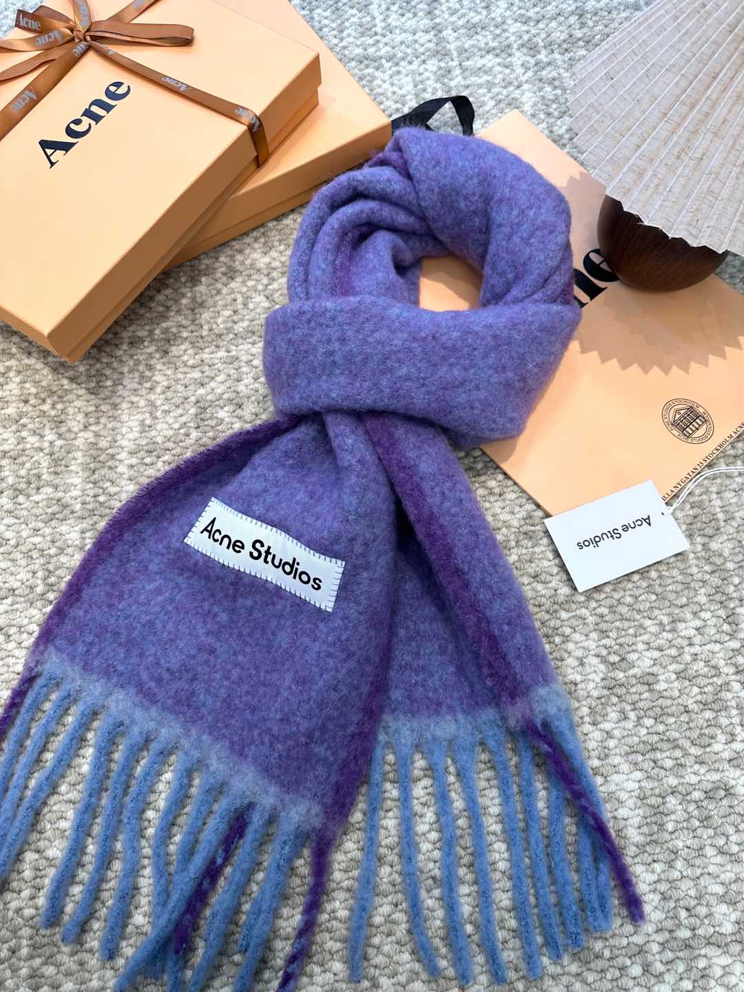 Review: ACNE’s New Mackerel Rainbow Scarf – Warm Colors and High Quality - 图片 8