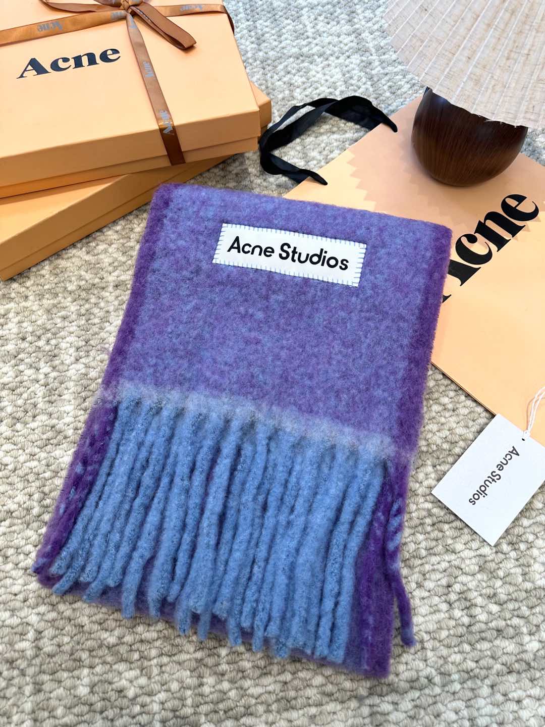 Review: ACNE’s New Mackerel Rainbow Scarf – Warm Colors and High Quality - 图片 3