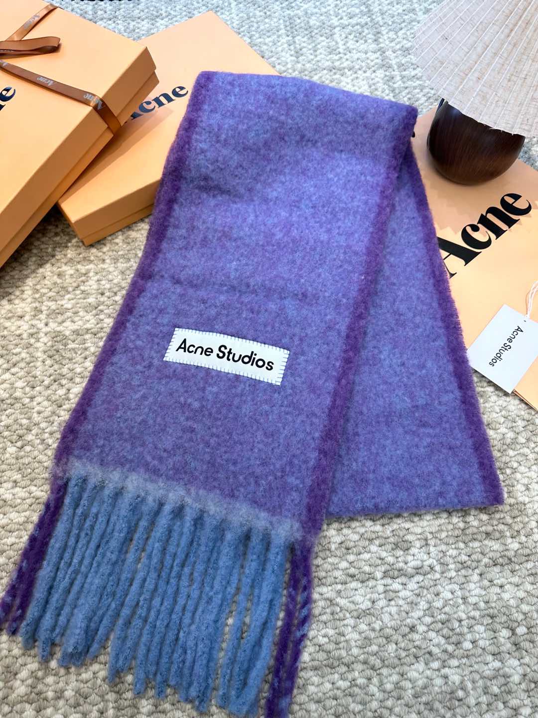 Review: ACNE’s New Mackerel Rainbow Scarf – Warm Colors and High Quality - 图片 6