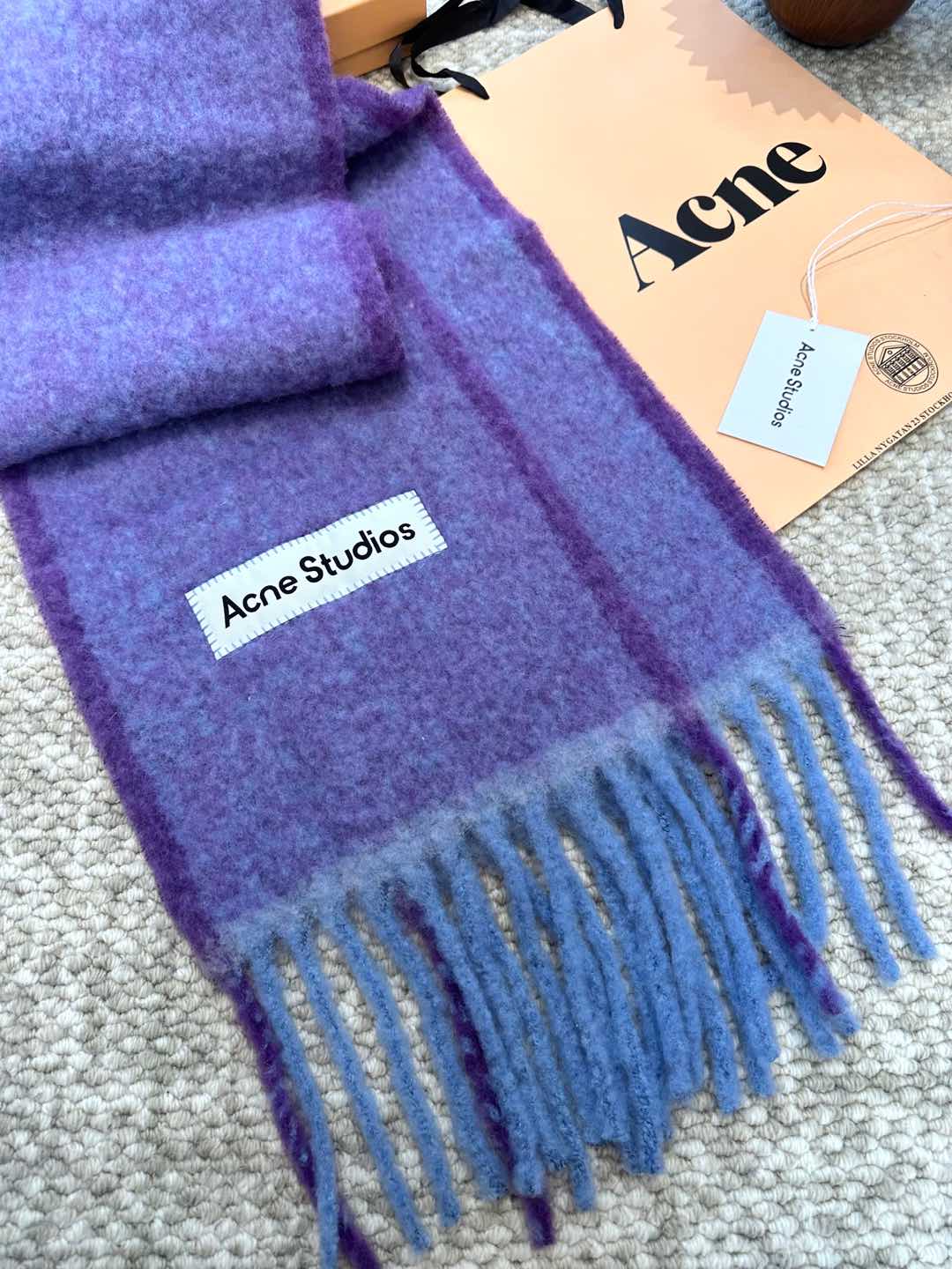 Review: ACNE’s New Mackerel Rainbow Scarf – Warm Colors and High Quality - 图片 4