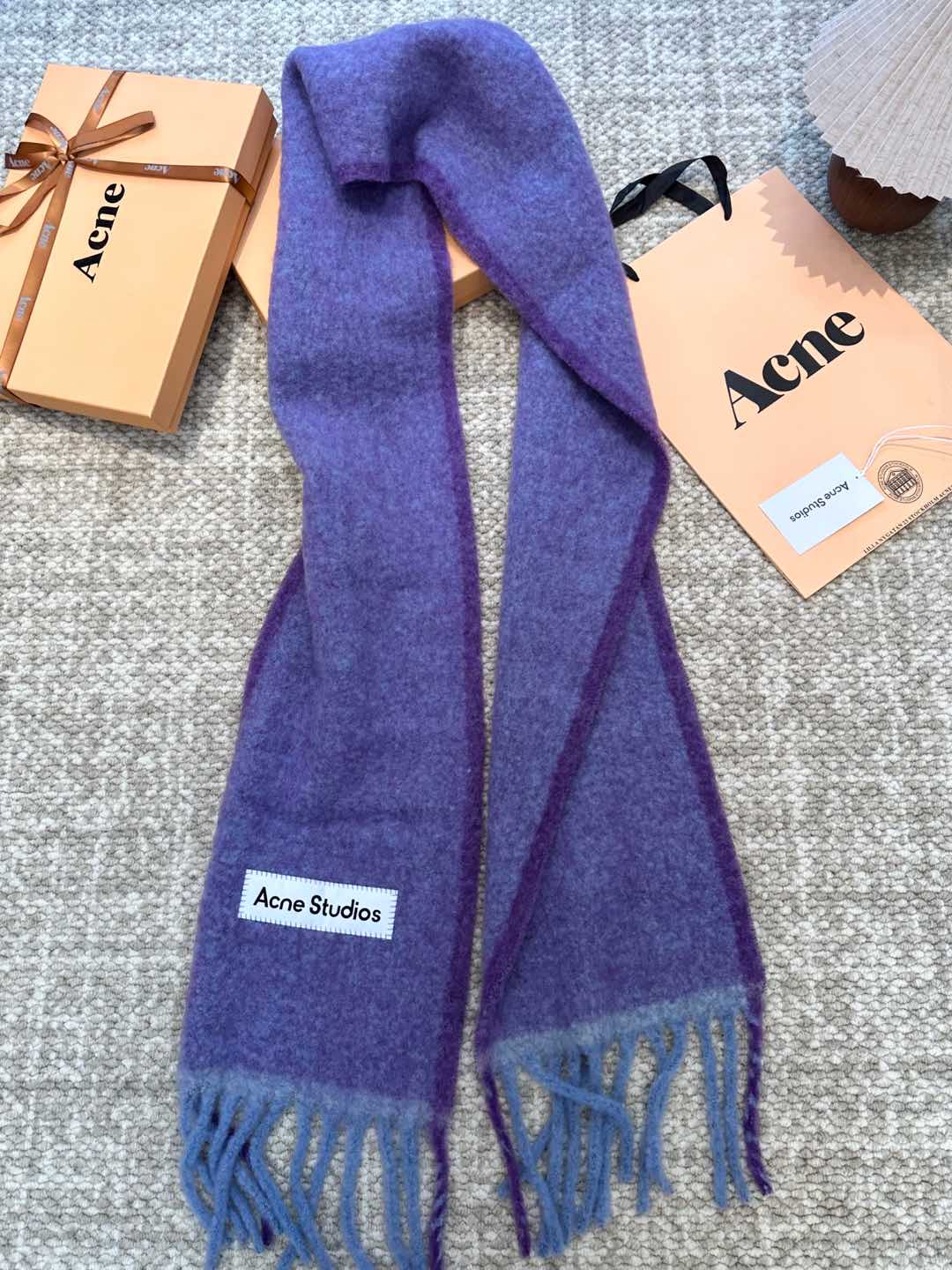 Review: ACNE’s New Mackerel Rainbow Scarf – Warm Colors and High Quality - 图片 7