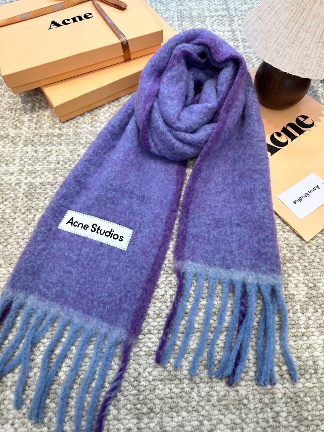 Review: ACNE’s New Mackerel Rainbow Scarf – Warm Colors and High Quality - 图片 5